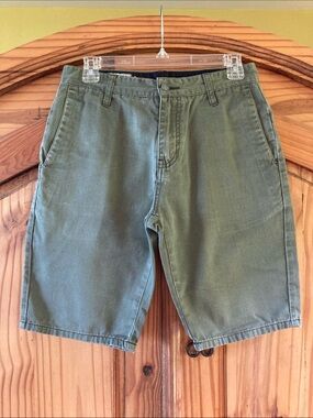 Men’s Volcom Corpo Class army green long chino shorts size 28